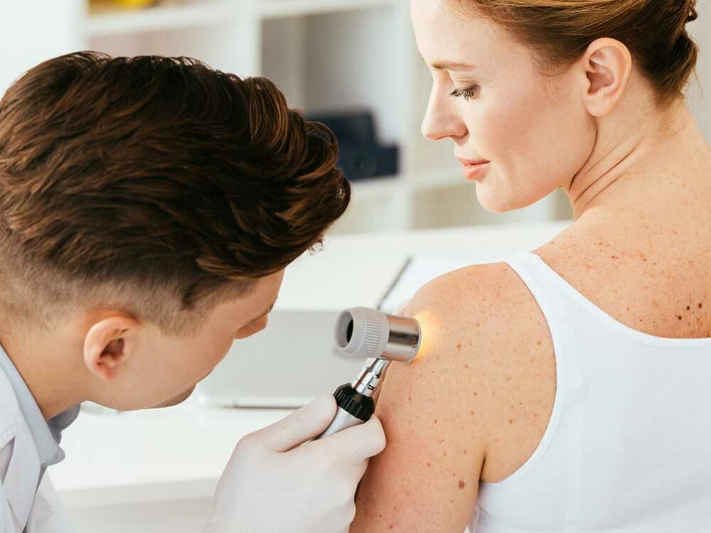 Hautuntersuchung durch einem Hautarzt
