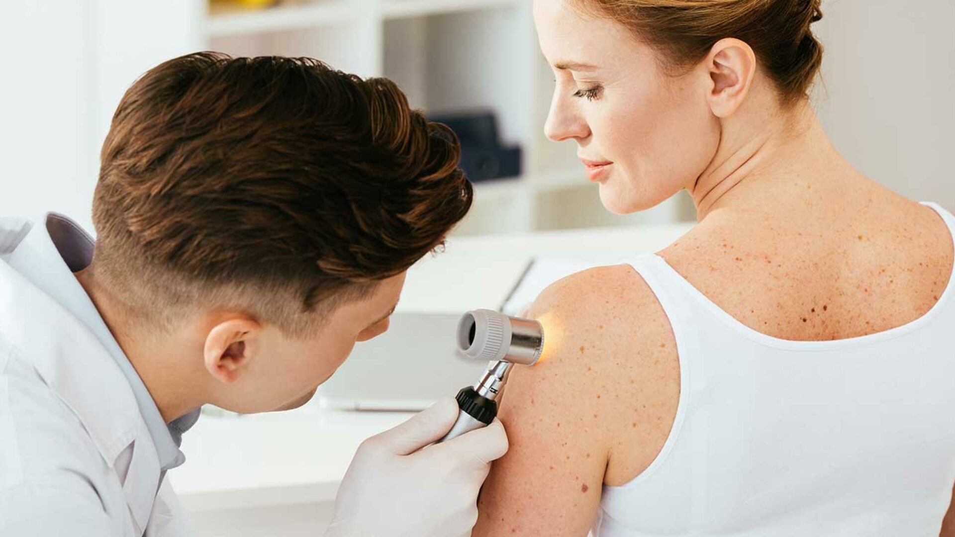 Hautuntersuchung durch einem Hautarzt