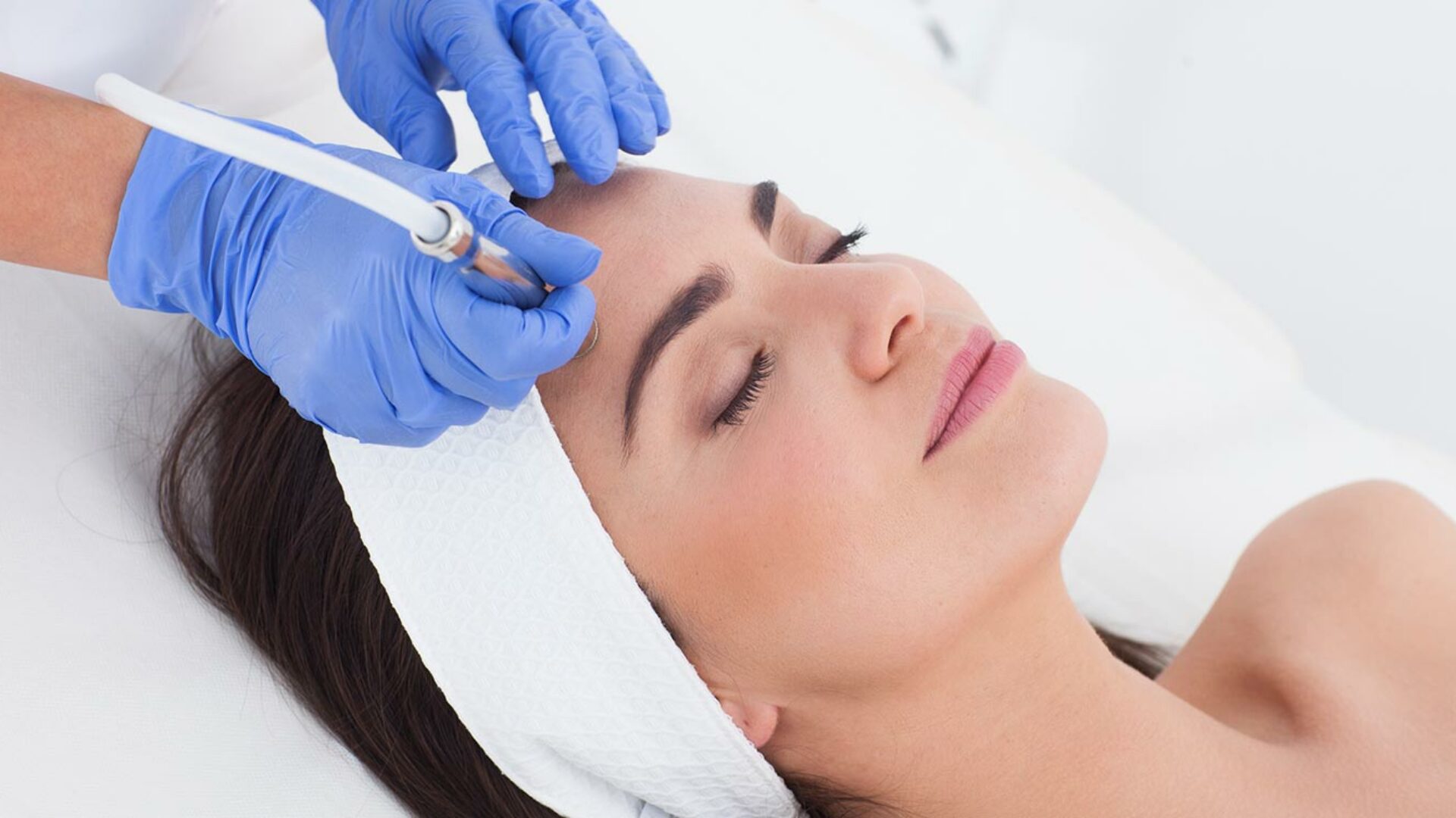 Mikrodermabrasion beim Hautarzt